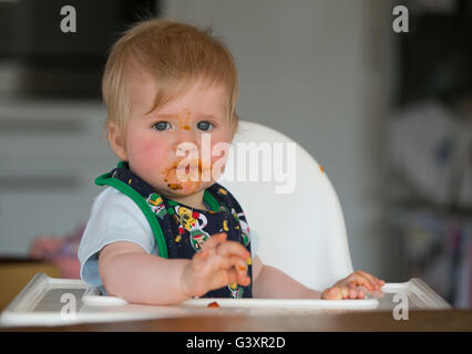 Kleinkind immer unordentlich, beim Abendessen essen Stockfoto