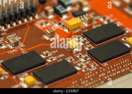 Leiterplatte mit ICs, Kondensatoren, Tantal-Kondensatoren, chip und chip-Widerstände. Stockfoto