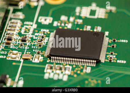 Leiterplatte mit ICs, Chip Kondensatoren und Chip-Widerstände. Stockfoto