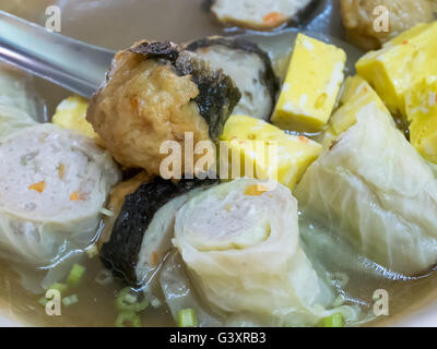 Die Close Up der taiwanesischen Oden Fleischbällchen in der Suppe zu essen street Nachtmarkt in Taipei, Taiwan. Stockfoto