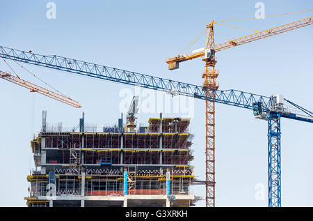 Mehrere Gebäude-Krane arbeiten auf der Großbaustelle Stockfoto