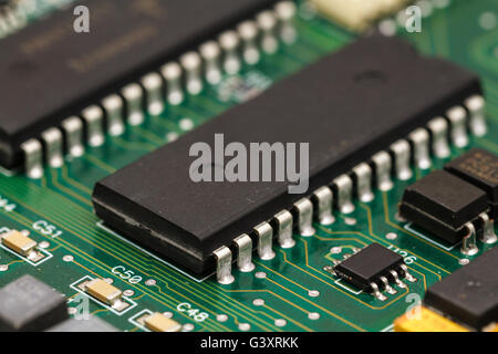 Leiterplatte mit ICs, Chip Kondensatoren und Chip-Widerstände. Stockfoto