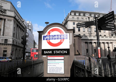 Äußere' Bank Station mit der U-Bahnstation Sign On King William Street in der Nähe der Bank von England in der City von London, England, UK KATHY DEWITT Stockfoto