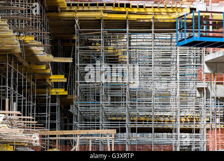 Unvollendete Betonbau im Bau mit Gerüst Stockfoto