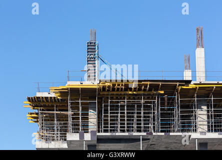 Moderner Betonbau im Bau mit Gerüst Stockfoto