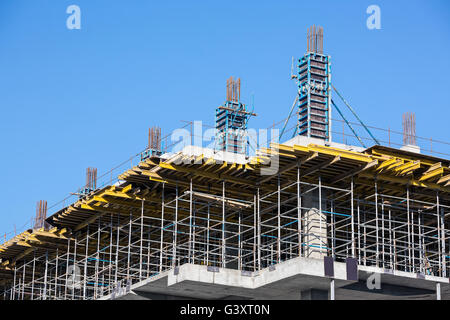 Moderner Betonbau im Bau mit Gerüst Stockfoto