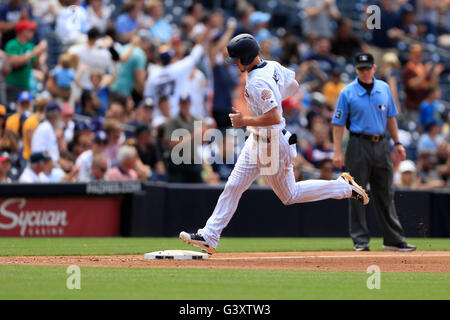 San Diego, Kalifornien, USA. 8. Juni 2016. Wil Myers runden dritten Base nach der Kollision mit seinem zweiten Homerun, linken Feld gegen die Atlanta Braves im Petco Park Mittwoch. © Misael Virgen/San Diego Union-Tribune/ZUMA Draht/Alamy Live-Nachrichten Stockfoto