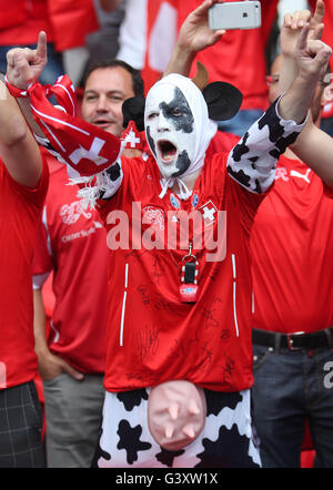 Paris, Frankreich. 15. Juni 2016.  Stadion Parc des Princes, Paris, Frankreich. 2016 Fußball-Europameisterschaft, Rumänien und der Schweiz. Schweizer Fans Credit: Action Plus Sport Bilder/Alamy Live News Stockfoto