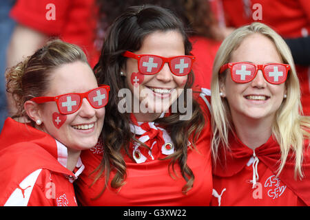 Paris, Frankreich. 15. Juni 2016.  Stadion Parc des Princes, Paris, Frankreich. 2016 Fußball-Europameisterschaft, Rumänien und der Schweiz. Schweizer Fans Credit: Action Plus Sport Bilder/Alamy Live News Stockfoto