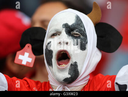 Paris, Frankreich. 15. Juni 2016.  Stadion Parc des Princes, Paris, Frankreich. 2016 Fußball-Europameisterschaft, Rumänien und der Schweiz. Schweizer Fans Credit: Action Plus Sport Bilder/Alamy Live News Stockfoto