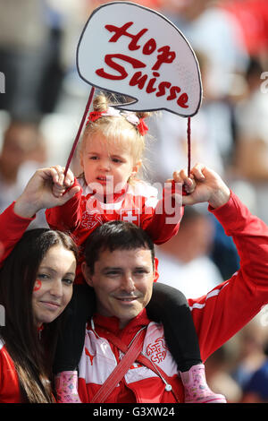 Paris, Frankreich. 15. Juni 2016.  Stadion Parc des Princes, Paris, Frankreich. 2016 Fußball-Europameisterschaft, Rumänien und der Schweiz. Schweizer Fans Credit: Action Plus Sport Bilder/Alamy Live News Stockfoto