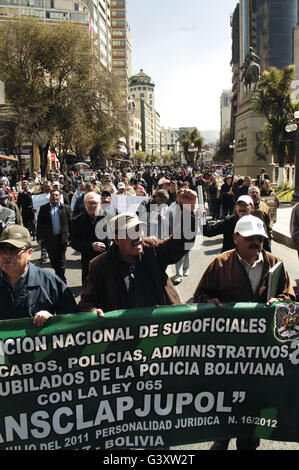 3. Mai 2016 Proteste - La Paz, Bolivien - Polizei Sub beauftragte in La Paz, Bolivien, heute 15. Juni 2016, gegen die Regierung von Evo Morales. Etwa 2000 Polizisten sub-beauftragte, verbunden durch einige pensionierte beauftragte die Innenstadt von La Paz um Fragen die Regierung bekommen sie wieder die Polizei Vorsorgefonds welche beschlagnahmt werden wie andere Skandale in jenen Jahren (Lehrer und indigenen Fonds) finanzieren sie sagen tatsächlich auch eine allgemeine bekommen zog sich mit einer monatlichen 400 USD zahlen, die um das Jahr 2000 sollte blockiert haben. In der Regel Polizeikräfte in Bolivien beschwert sich über Behandlung Diferencies von der Zentralregierung, wh Stockfoto