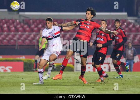 Sao Paulo, Brasilien. 15. Juni 2016. SAO PAULO X Sieg - Calleri von Sao Paulo während des Spiels zwischen Sao Paulo Vs Vit? ria, die achte Runde der Meisterschaft 2016 an der Estadio Cicero Pompeu de Toledo, bekannt als Morumbi-Stadion in Zone südlich von statt. Bildnachweis: Mauricio Rummens/FotoArena/Alamy Live-Nachrichten Stockfoto