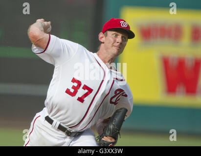 Washington, District Of Columbia, USA. 15. Juni 2016. Washington Nationals ab Krug Stephen Strasburg (37) arbeitet im sechsten Inning gegen die Chicago Cubs bei Nationals Park in Washington, DC auf Mittwoch, 15. Juni 2016. Die Staatsangehörigen gewann das Spiel 5: 4 in 12 Innings. Bildnachweis: Ron Sachs/CNP Credit: Ron Sachs/CNP/ZUMA Draht/Alamy Live-Nachrichten Stockfoto