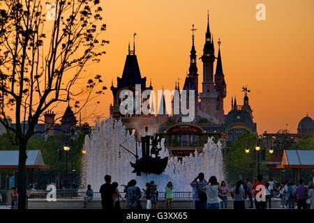 Shanghai, China. 14. Juni 2016. Touristen besuchen das Shanghai Disney Resort in Shanghai, Ost-China, 14. Juni 2016. Das Shanghai Disney Resort, der sechste in der Welt, wird am 16. Juni offiziell eröffnet. © Cai Yaofang/Xinhua/Alamy Live-Nachrichten Stockfoto