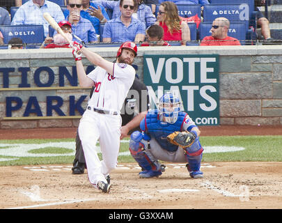 Washington, District Of Columbia, USA. 15. Juni 2016. Washington Nationals zweiter Basisspieler Daniel Murphy (20) im vierten Inning gegen die Chicago Cubs am Nationals Park in Washington, DC auf Mittwoch, 15. Juni 2016 Fledermäuse. Die Angehörigen zu gewinnen das Spiel in 12 Innings 5 - 4.Credit: Ron Sachs/CNP Credit: Ron Sachs/CNP/ZUMA Draht/Alamy Live News Stockfoto