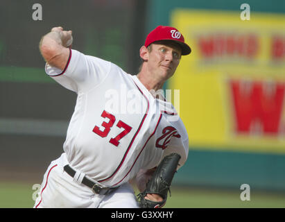 Washington, District Of Columbia, USA. 15. Juni 2016. Washington Nationals ab Krug Stephen Strasburg (37) arbeitet im sechsten Inning gegen die Chicago Cubs bei Nationals Park in Washington, DC auf Mittwoch, 15. Juni 2016. Die Staatsangehörigen gewann das Spiel 5: 4 in 12 Innings. Bildnachweis: Ron Sachs/CNP Credit: Ron Sachs/CNP/ZUMA Draht/Alamy Live-Nachrichten Stockfoto