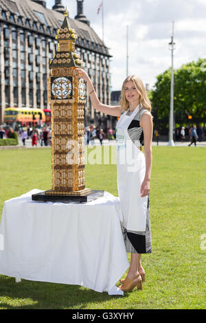 London, UK. 15. Juni 2016. Donna Air, Schauspielerin und Model legt den letzten Schliff auf einem sechs Fuß Big Ben aus 240 Muffins gemacht. Dies ist die erste feiern immer UK Cupcake Tag, heute, 16. Juni, für Menschen mit Demenz zu sensibilisieren. Bildnachweis: London Pix/Alamy Live News Stockfoto