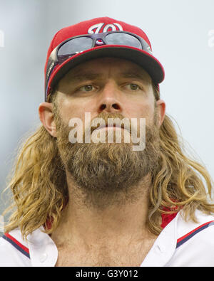 Washington, District Of Columbia, USA. 15. Juni 2016. Washington Nationals verließ Fielder Jayson Werth (28), als er für die Unterseite des neunten Inning gegen die Chicago Cubs am Nationals Park in Washington, DC auf Mittwoch, 15. Juni 2016 auf der Trainerbank zurückkehrt. Die Staatsangehörigen gewann das Spiel 5: 4 in 12 Innings. Bildnachweis: Ron Sachs/CNP Credit: Ron Sachs/CNP/ZUMA Draht/Alamy Live-Nachrichten Stockfoto