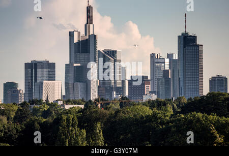 Frankfurt am Main, Deutschland. 15. Juni 2016. Die Büro-Hochhäuser der Skyline stehen aufrecht gegen einen klaren Himmel nach Regenfällen in Frankfurt am Main, 15. Juni 2016. Foto: Frank Rumpenhorst/Dpa/Alamy Live News Stockfoto