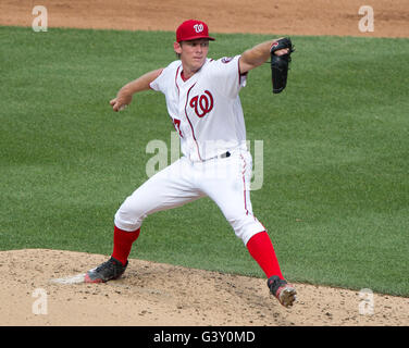 Innings. 15. Juni 2016. Washington Nationals ab Krug Stephen Strasburg (37) arbeitet im fünften Inning gegen die Chicago Cubs bei Nationals Park in Washington, DC auf Mittwoch, 15. Juni 2016. Die Staatsangehörigen gewann das Spiel 5: 4 in 12 Innings. Kredit: Ron Sachs/CNP - NO WIRE SERVICE - Kredit: Dpa/Alamy Live-Nachrichten Stockfoto