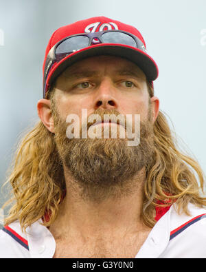 Innings. 15. Juni 2016. Washington Nationals verließ Fielder Jayson Werth (28), als er für die Unterseite des neunten Inning gegen die Chicago Cubs am Nationals Park in Washington, DC auf Mittwoch, 15. Juni 2016 auf der Trainerbank zurückkehrt. Die Staatsangehörigen gewann das Spiel 5: 4 in 12 Innings. Kredit: Ron Sachs/CNP - NO WIRE SERVICE - Kredit: Dpa/Alamy Live-Nachrichten Stockfoto