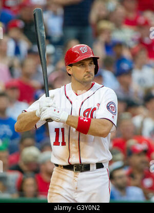 Innings. 15. Juni 2016. Washington Nationals erster Basisspieler Ryan Zimmerman (11) bereitet im neunten Inning gegen die Chicago Cubs am Nationals Park in Washington, DC auf Mittwoch, 15. Juni 2016 Fledermaus. Die Staatsangehörigen gewann das Spiel 5: 4 in 12 Innings. Kredit: Ron Sachs/CNP - NO WIRE SERVICE - Kredit: Dpa/Alamy Live-Nachrichten Stockfoto