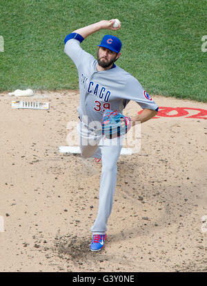 Washington, uns. 15. Juni 2016. Chicago Cubs Start Pitcher Jason Hammel (39) arbeitet im zweiten Inning gegen die Washington Nationals an Nationals Park in Washington, DC auf Mittwoch, 15. Juni 2016. Kredit: Ron Sachs/CNP - NO WIRE SERVICE - Kredit: Dpa/Alamy Live-Nachrichten Stockfoto