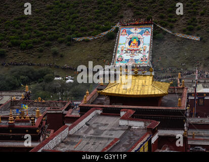 Lhasa, China Tibet autonome Region. 16. Juni 2016. Buddhismus-Anhänger besuchen eine Thangka Anbetung Aktivität in Tsurphu Kloster in Lhasa, der Hauptstadt von Südwesten Chinas Tibet autonome Region, 16. Juni 2016. Eine jährliche Thangka Anbetung Aktivität zu zeigen, ein 38 Meter um 35 Meter Thangka tagte in Tsurphu Kloster, ein Hauptstützpunkt der Kagyü-Schule des tibetischen Buddhismus, am Donnerstag, zieht viele Anhänger. Die Thangka ist ein tibetisch-buddhistischen Scroll-Banner Gemälde. Bildnachweis: Purbu Zhaxi/Xinhua/Alamy Live-Nachrichten Stockfoto