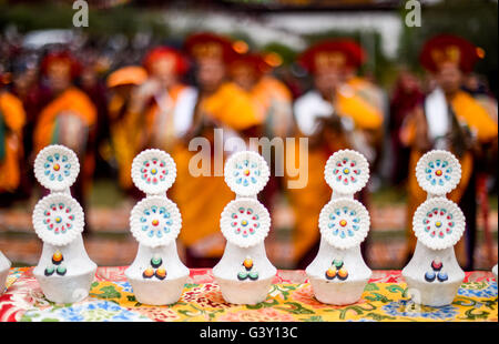 Lhasa. 16. Juni 2016. Foto aufgenommen am 16. Juni 2016 zeigt tibetischen Butter Skulpturen bei einer Thangka-Anbetung-Aktivität im Kloster Tsurphu in Lhasa, der Hauptstadt von Südwesten Chinas Tibet autonome Region. Eine jährliche Thangka Anbetung Aktivität zu zeigen, ein 38 Meter um 35 Meter Thangka tagte in Tsurphu Kloster, ein Hauptstützpunkt der Kagyü-Schule des tibetischen Buddhismus, am Donnerstag, zieht viele Anhänger. Die Thangka ist ein tibetisch-buddhistischen Scroll-Banner Gemälde. Bildnachweis: Purbu Zhaxi/Xinhua/Alamy Live-Nachrichten Stockfoto