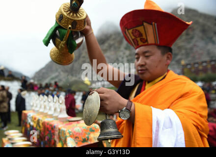 Lhasa, China Tibet autonome Region. 16. Juni 2016. Ein bedeutender Mönch besucht eine Thangka Anbetung Aktivität in Tsurphu Kloster in Lhasa, der Hauptstadt von Südwesten Chinas Tibet autonome Region, 16. Juni 2016. Eine jährliche Thangka Anbetung Aktivität zu zeigen, ein 38 Meter um 35 Meter Thangka tagte in Tsurphu Kloster, ein Hauptstützpunkt der Kagyü-Schule des tibetischen Buddhismus, am Donnerstag, zieht viele Anhänger. Die Thangka ist ein tibetisch-buddhistischen Scroll-Banner Gemälde. Bildnachweis: Chogo/Xinhua/Alamy Live-Nachrichten Stockfoto