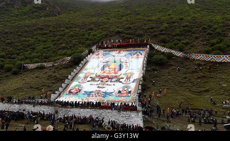 Lhasa, China Tibet autonome Region. 16. Juni 2016. Buddhismus-Anhänger besuchen eine Thangka Anbetung Aktivität in Tsurphu Kloster in Lhasa, der Hauptstadt von Südwesten Chinas Tibet autonome Region, 16. Juni 2016. Eine jährliche Thangka Anbetung Aktivität zu zeigen, ein 38 Meter um 35 Meter Thangka tagte in Tsurphu Kloster, ein Hauptstützpunkt der Kagyü-Schule des tibetischen Buddhismus, am Donnerstag, zieht viele Anhänger. Die Thangka ist ein tibetisch-buddhistischen Scroll-Banner Gemälde. Bildnachweis: Chogo/Xinhua/Alamy Live-Nachrichten Stockfoto