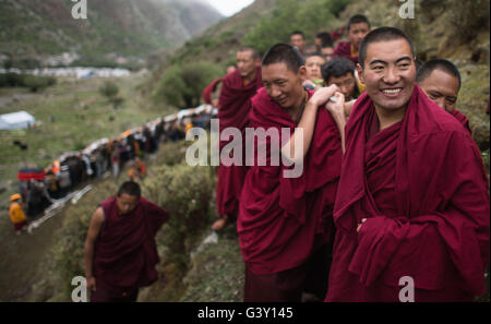 Lhasa, China Tibet autonome Region. 16. Juni 2016. Buddhismus-Anhänger besuchen eine Thangka Anbetung Aktivität in Tsurphu Kloster in Lhasa, der Hauptstadt von Südwesten Chinas Tibet autonome Region, 16. Juni 2016. Eine jährliche Thangka Anbetung Aktivität zu zeigen, ein 38 Meter um 35 Meter Thangka tagte in Tsurphu Kloster, ein Hauptstützpunkt der Kagyü-Schule des tibetischen Buddhismus, am Donnerstag, zieht viele Anhänger. Die Thangka ist ein tibetisch-buddhistischen Scroll-Banner Gemälde. Bildnachweis: Purbu Zhaxi/Xinhua/Alamy Live-Nachrichten Stockfoto