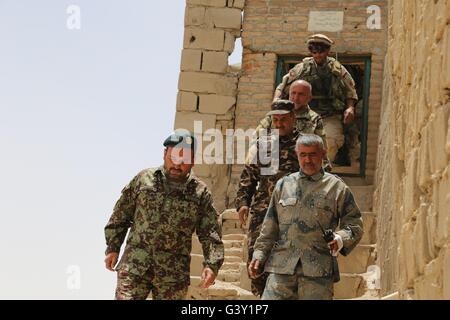 Ghazni, Afghanistan. 16. Juni 2016. Soldaten nehmen an einer militärischen Operation in der Provinz Ghazni, Afghanistan, 16. Juni 2016 Teil. Afghanischen Streitkräfte haben Sicherheitsmaßnahmen aufgepeppt und startete eine Säuberungsaktion auf Ghazni-Zabul Autobahn zu verhindern, dass Passagiere Talibans Entführung in der östlichen Provinz Ghazni. Bildnachweis: Sayed Mominzadah/Xinhua/Alamy Live-Nachrichten Stockfoto