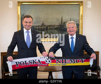Berlin, Deutschland. 16. Juni 2016. HANDOUT - zeigt ein Handout Bild von dem Bundespresseamt am 16. Juni 2016 zur Verfügung gestellten German President Joachim Hauck (R) und polnische Präsident Andrzej Duda hochhalten Fan Schals während der polnische Präsident Faust offizielle anlässlich der EURO 2016 Fußballspiel zwischen deutschen und Polen im Schloss Bellevue in Berlin, Deutschland, 16. Juni 2016 zu besuchen. Foto: GUIDO BERGMANN/BUNDESREGIERUNG/Dpa (Achtung Redaktion: Redaktion verwenden Sie nur im Zusammenhang mit aktueller Berichterstattung und verbindliche Quelle Kredit: "Guido Bergmann/Bundesregierung/Dpa") / Dpa/Alamy Live News Stockfoto