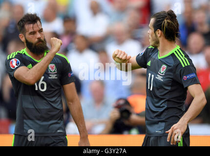 Lens, Frankreich. 16. Juni 2016. Gareth Bale (R) von Wales feiert mit Joe Ledley nach seiner Seite erste Tor während der Euro 2016 Gruppe B-Fußballspiel zwischen England und Wales im Stadion Stade Bollaert-Delelis, Lens, Frankreich, 16. Juni 2016. Foto: Marius Becker/Dpa/Alamy Live News Stockfoto