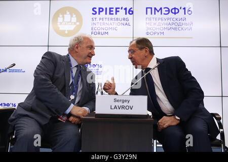 St. Petersburg, Russland. 16. Juni 2016. Französische ehemalige Außenminister Hubert Vedrine (L) spricht mit der russische Außenminister Sergej Lawrow während Sankt-Petersburg International Economic Forum-2016 in Sankt-Petersburg, Russland, am 16. Juni 2016. 20. St. Petersburg International Economic Forum (SPIEF) findet vom 16.-18. Juni unter dem Motto "Aufbauend auf der neuen globalen wirtschaftlichen Realität." Bildnachweis: Evgeny Sinitsyn/Xinhua/Alamy Live-Nachrichten Stockfoto