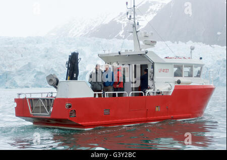 Ny Alesund, Norwegen. 16. Juni 2016. US-Außenminister John Kerry und der norwegische Außenminister Borge Brende als sie Blomstrand Gletscher an Bord das Forschungsschiff Teisten 16. Juni 2016 auf der Kongsfjorden in Ny-Alesund, Norwegen zu inspizieren. Kerry und Brende besucht die nördlichste zivile Siedlung in der Welt, um die Auswirkungen der globalen Erwärmung in der Arktis zu sehen. Bildnachweis: Planetpix/Alamy Live-Nachrichten Stockfoto