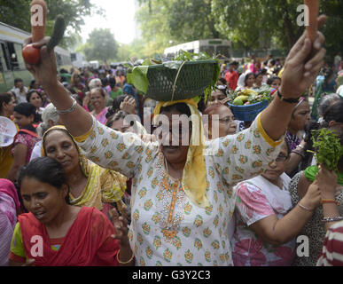 Neu-Delhi, Indien. 16. Juni 2016. Frauen besuchen eine Demonstration gegen Wandern Preis für wichtige Rohstoffe in der Nähe der zentrale Bharatiya Janata Party (BJP) in Neu-Delhi, Indien, 16. Juni 2016 zu regieren. © Stringer/Xinhua/Alamy Live-Nachrichten Stockfoto