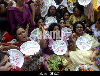 Neu-Delhi, Indien. 16. Juni 2016. Frauen besuchen eine Demonstration gegen Wandern Preis für wichtige Rohstoffe in der Nähe der zentrale Bharatiya Janata Party (BJP) in Neu-Delhi, Indien, 16. Juni 2016 zu regieren. © Stringer/Xinhua/Alamy Live-Nachrichten Stockfoto