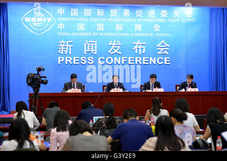 (160616)--Peking, 16. Juni 2016 (Xinhua)--eine Pressekonferenz über den Business 20 (B20)-Gipfel ist in Peking, Hauptstadt von China, 16. Juni 2016 statt. Die B20-Gipfel sammeln fast 1.000 Führungskräfte in Ost-China Hangzhou Stadt am 3. Sept. und 4, sagte Yin Zonghua, stellvertretender Vorsitzender des Ausschusses für B20 2016 Host und Vizepräsident des chinesischen Rats für die Förderung des internationalen Handels. Die Gipfel haben sechs Fragen auf der Tagesordnung: Finanzierung, Wachstum, Handel und Investitionen, Infrastruktur, kleine und mittlere Unternehmen (KMU) Entwicklung, Beschäftigung und zur Bekämpfung der Korruption. (Xinhu Stockfoto