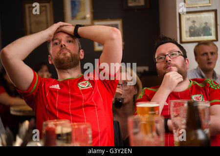 Aberystwyth, Wales, UK. 16. Juni 2016. EM 2016: Enttäuscht walisische Fußballfans in der Henne Lew Du (alte Black Lion) Kneipe in Aberystwyth Uhr ihr Team-Spiel gegen England in ihrem zweiten Gruppenspiel in der Euro 2016-Wettbewerb. Trotz Einnahme von einem ersten Hälfte führen durch Gareth Bale, Tore von Jamie Vardy und Daniel Sturridge in der zweiten Hälfte gewann das Spiel nach England 2-1 die Waliser Fußballmannschaft erscheinen in ihrer ersten großen internationalen Wettbewerb seit die WM 1958 Bildnachweis: Keith Morris/Alamy Live News Stockfoto