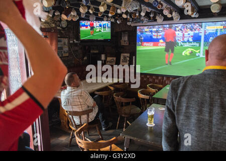 Llansaint, Carmarthenshire, Wales, UK. 16. Juni 2016.  Aus Wales und England-Fans sehen Fußballspiel England gegen Wales in Kings Arms Pub im Dorf von Llansaint,Carmarthenshire,Wales.England 2: 1 gewinnen. Bildnachweis: Paul Quayle/Alamy Live-Nachrichten Stockfoto