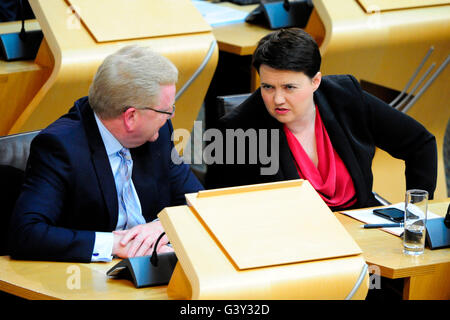 Edinburgh, Schottland, Vereinigtes Königreich, 16, Juni 2016. Schottische konservative Führer Ruth Davidson spricht, ihr Stellvertreter Jackson Carlaw erster Minister Fragen in das schottische Parlament, in dem das Thema Europa prominenter Credit war: Ken Jack / Alamy Live News Stockfoto