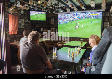 Llansaint, Carmarthenshire, Wales, UK. 16. Juni 2016. Wales und England Fans schauen Fußballspiel England gegen Wales im King's Arms Pub im Dorf Llansaint, Carmarthenshire, Wales. England Gewinn 2-1. Alkohol, Bier, Stockfoto