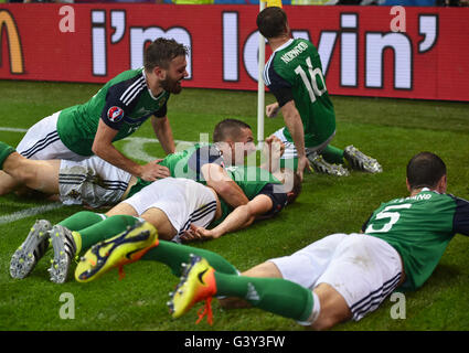 Lyon, Frankreich. 16. Juni 2016. Stuart Dallas (L-R) Conor Washington, Gareth McAuley, Oliver Norwood und Jonny Evans von Nordirland feiert nach 0:1 von McAuley bei der UEFA Euro 2016 Gruppe C Fußball match Ukraine und Nordirland am Stade de Lyon in Lyon, Frankreich, 16. Juni 2016. Foto: Uwe Anspach/Dpa/Alamy Live News Stockfoto