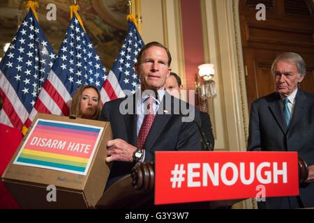 Washington, Vereinigte Staaten von Amerika. 16. Juni 2016. US-Senator Richard Blumenthal von Connecticut zusammen mit anderen demokratischen spricht von Waffengewalt im Rahmen einer Pressekonferenz auf dem Capitol Hill 16. Juni 2016 in Washington, DC. Demokraten hielt der Senat in eine 15-stündige Filibuster anspruchsvolle Action Pistole Gesetzgebung nach der Masse, die Dreharbeiten in Orlando. Bildnachweis: Planetpix/Alamy Live-Nachrichten Stockfoto