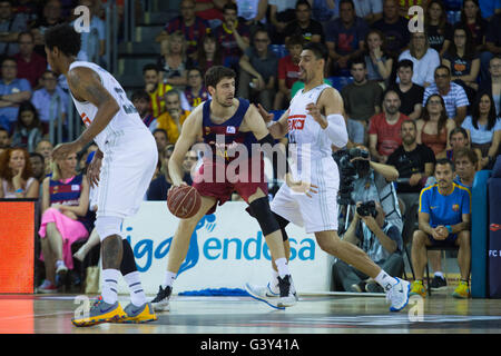 Barcelona, Spanien. 15. Juni 2016. FC Barcelona Lassa erwarb einen Sieg im Eröffnungsspiel der Endesa League über Real Madrid im Palau Blaugrana am Mittwoch, Juni 15th, 2016. Einen drastischen Gewinn der Serie dank Ende der Perperoglou Warenkorb (100-99) starten Stockfoto