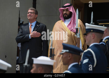 Arlington, Vereinigte Staaten von Amerika. 16. Juni 2016. US Minister fuer Verteidigung Ash Carter begrüßt Saudi stellvertretender Kronprinz und Minister der Verteidigung Mohammed bin Salman im Rahmen einer Ankunft-Zeremonie im Pentagon 16. Juni 2016 in Arlington, Virginia. Bildnachweis: Planetpix/Alamy Live-Nachrichten Stockfoto