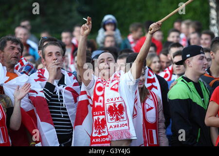 Danzig, Polen 16. Juni 2016 Fan-Zone in Gdansk Stadtzentrum während der UEFA EURO 2016. Polnischen Fußballfans Team zu reagieren, während die Polen V Deutschland Spiel Credit: Michal Fludra/Alamy Live News Stockfoto